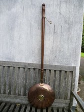 UN'ANTICA BOTTIGLIA DI ACQUA CALDA IN RAME IN LEGNO FRANCESE. PADELLA RISCALDANTE LETTO IN RAME