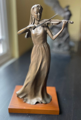 Bellissima statua violinista