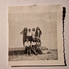 18350. Fotografia ritagliata d'epoca donne gambe aa '50 italia - 6,5x6