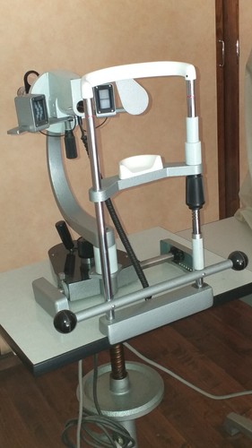 Oftalmometro con tavolo