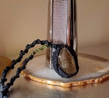 Collana Con Pendente in Punta Di Quarzo Rutilato e Macramè Cristalli E Pietre