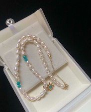 Collana con perle barocche e turchesi, elegante e unica.