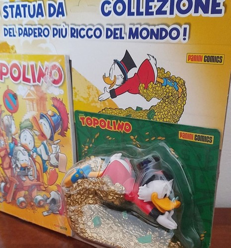 Topolino 3677 con statua