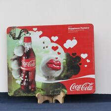 VASSOIO PUBBLICITARIO COCA COLA IN LATTA E SUGHERO " IL FILM HAPPINESS FACTORY "