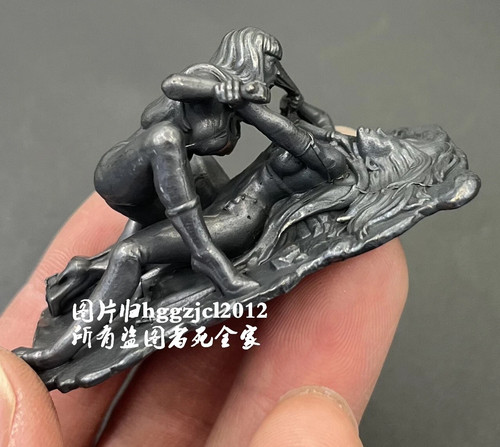 Statua ragazza lesbica ottone