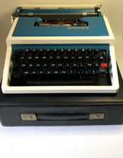 Machine à écrire bleu et