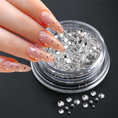 Borchie nail art fai - da, te