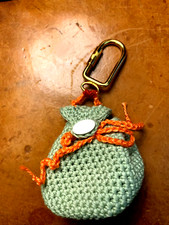 PORTACHIAVI CON ZAINETTO AMIGURUMI