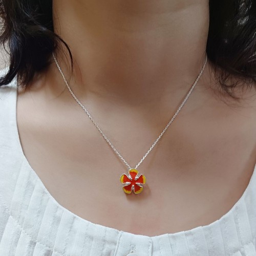 Collana con ciondolo smaltato