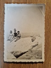 20772. Fotografia donna in posa con bambini costume mare gambe sexy italia 8,5x6