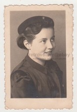 Bella attraente giovane donna