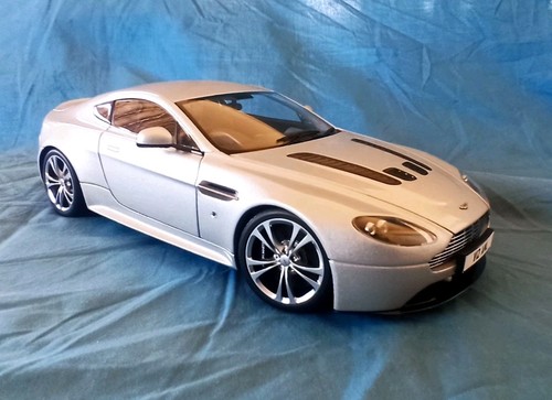 Autoart aston martin v12 - martin,