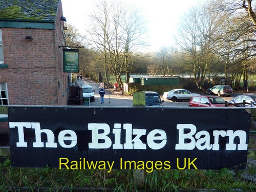 Photo pub bike barn - barn, sign