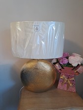 Nuova lampada da tavolo