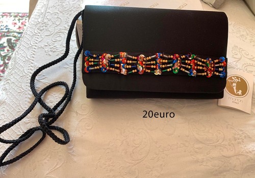 Pochette nera con decorazioni