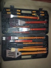 Kit per barbeque ( forchettoni, pinze ecc ) 18 pezzi .