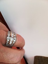 Anello a fascia in oro bianco con diamanti.