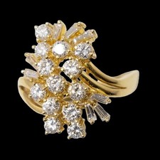 Anello sfarzoso con diamanti incastonati