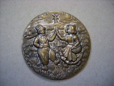 Specchietto in metallo rappresentate scena contadina olandese. Anni ´30/´40