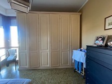 Ampio armadio in ottime condizioni, dotato di specchio interno .