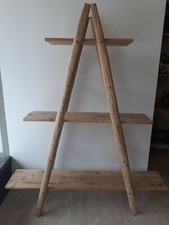 Scaffale artigianale in legno spazzolato con scale