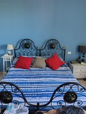 letto matrimoniale in ferro battuto con motivi floreali 
