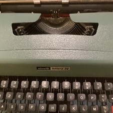 Macchina da scrivere Olivetti Lettera 32 con custodia