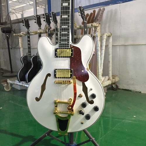 Chitarra elettrica bianca