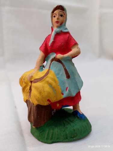 Personaggio donna cartapesta