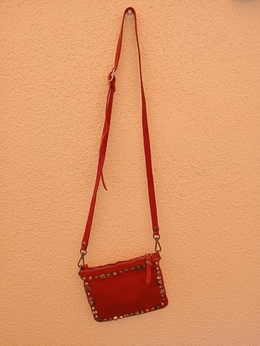 Borsetta tracolla con borchie