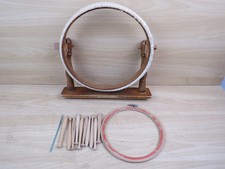 vecchio TELAIO PER RICAMO PUNTO CROCE CON PIEDE in legno fuselli merletto di