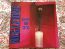 Negazione behind the door - negazione,