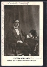 Fredd Bernardi seduto a