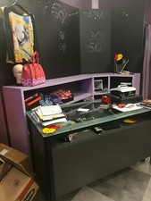 circa 1,50*0,90*o,80 in vetro e acciaio con 3 cassetti e due ripiani