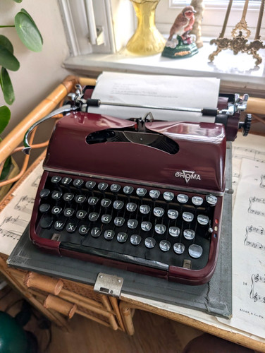 Groma maroon typewriter - groma,