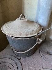 Vecchio Pentolone Con Mestolo E Coperchio