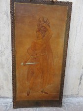vecchio quadro dipinto inciso su CUOIO PELLE DONNA CON PUGNALE AMAZZONE antico
