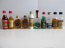 Mignon da collezione Piccoli bottiglie alcol. Altezza 7,5-11 cm. Lotto 10 pz.