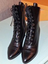 Très belles BOTTINES lacets