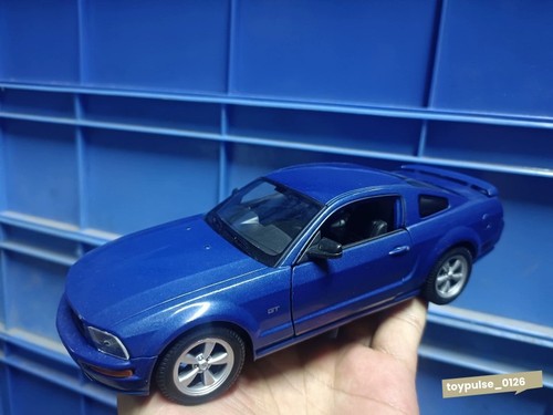 Welly 2005 ford mustang - 1//24,