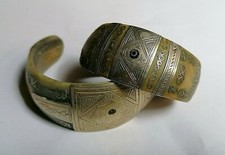 COPPIA RARI ANTICHI BRACCIALI TRIBALI TUAREG IN CORNO E ARGENTO.