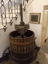 Antico grande torchio per uva usato