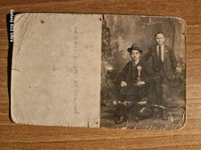 21139. Foto cartolina uomini in posa foto 1918 Milano per Cadero Maccagno 13x8