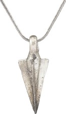 COLLANA CON CIONDOLO PUNTA DI FRECCIA IN BRONZO PARTIANO, 247 A.C.-224 AD