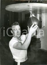 1957 LONDON - BOXE - Dave CHARNLEY training with punch ball *DAMAGED Photo