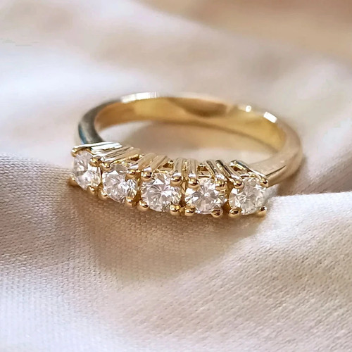 Anello con diamanti coltivati
