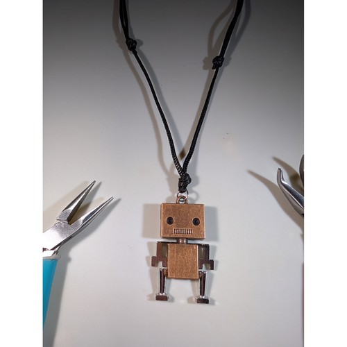 Collana con ciondolo robot