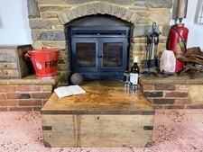 Vecchia cassapanca antica in pino, baule portaoggetti vintage in legno, scatola coperta, tavolino.