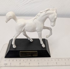 Statuina puledro cavallo bianco primavera Beswick vintage su base in legno alta 5,5 pollici