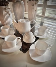 Set da tè Nevaeh White by Fitz & Floyd China con teiera, zuccheriera 4 tazze/piattini